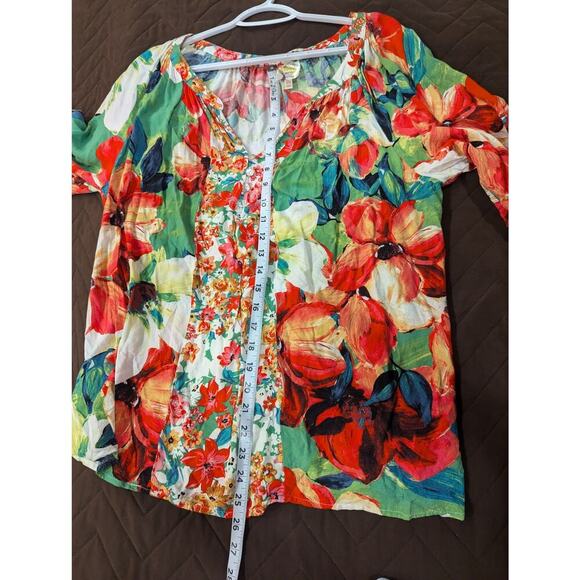 Gorgeous floral Henley neck blouse w/mother of pearl buttons by Fig & Flower 2X - Picture 9 of 10